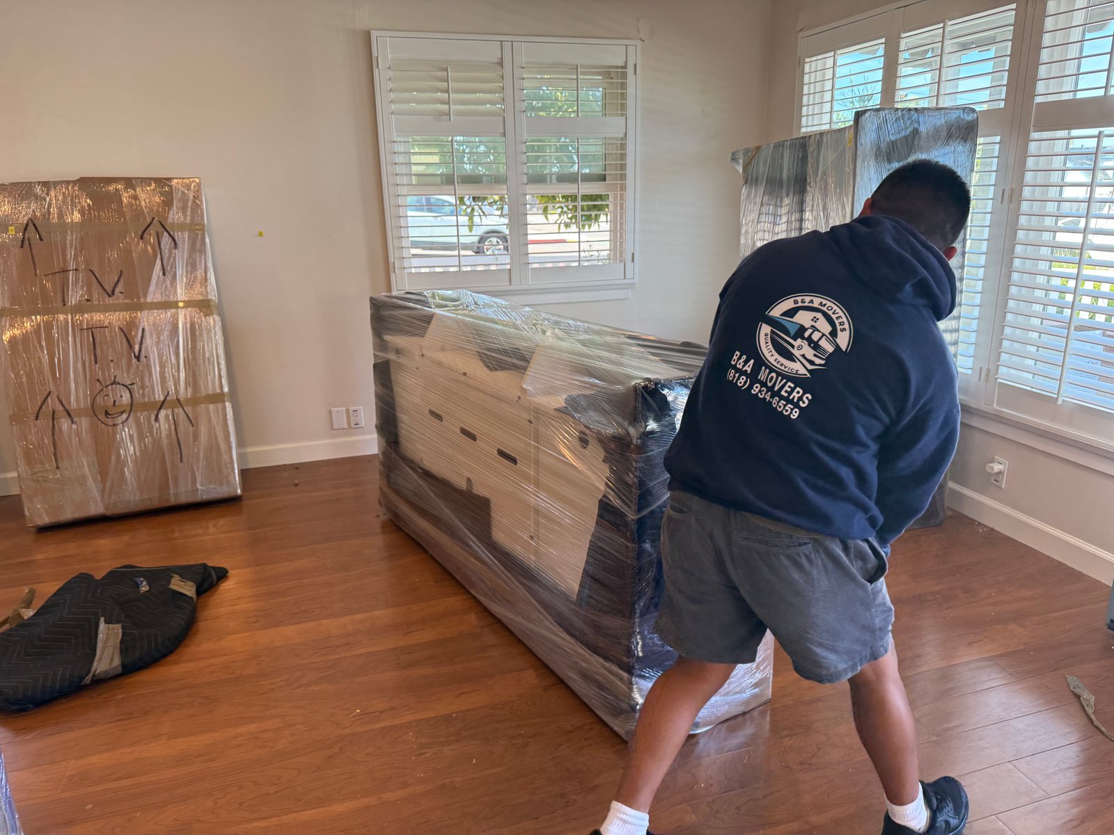 Equipo de mudanza cargando un camión