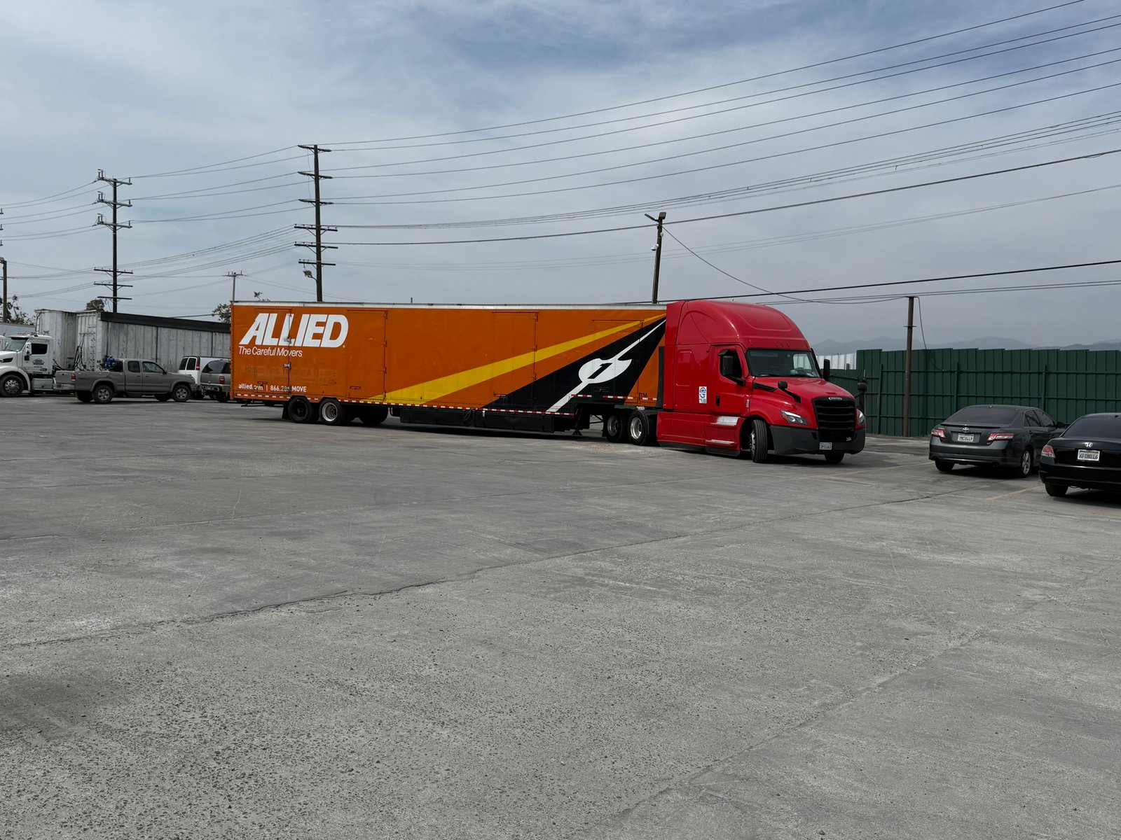Familia feliz en su nuevo hogar